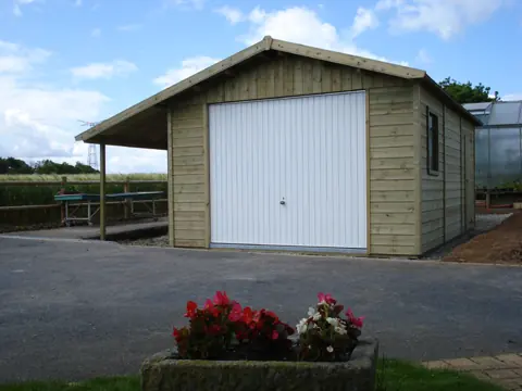 Garage bois avec auvent, porte basculante blanche