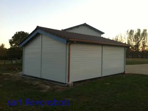 Garage double bois peint gris, toit deux pans