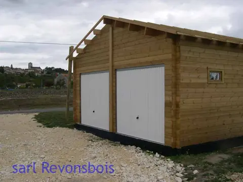 Garage double en madriers, deux portes basculantes blanches