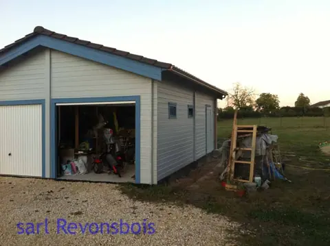 Garage bois peint, porte ouverte encombrée
