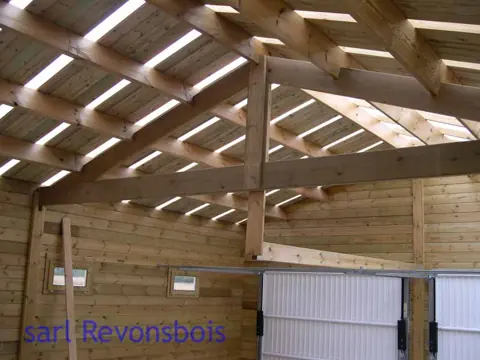 Charpente et portes basculantes vues de l'intérieur