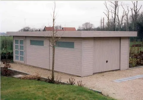 Garage bois toit plat peint clair, pelouse