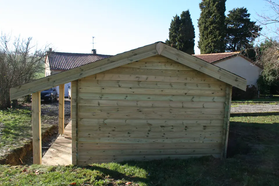 Pignon arrière de garage en madriers, toit brun