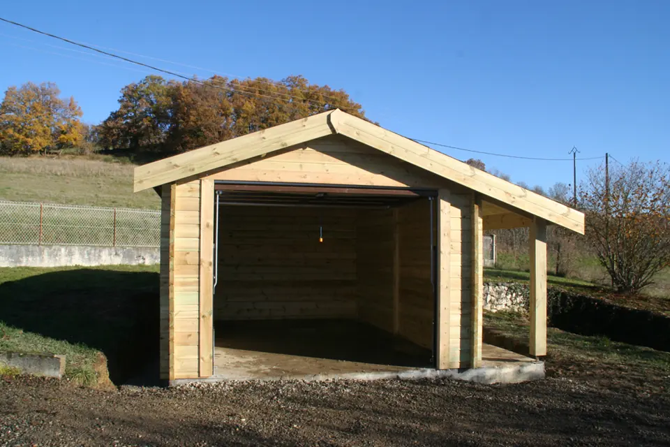 Garage en madriers, pignon ouvert, campagne d'automne