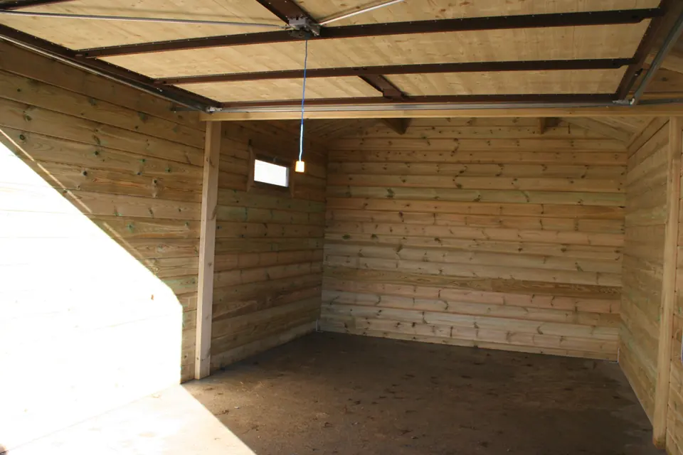 Intérieur de garage en madriers vide