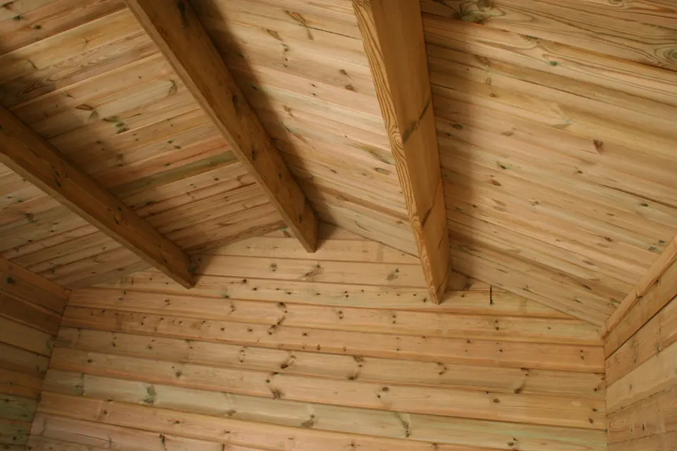 Plafond lambrissé et chevrons, vue intérieure