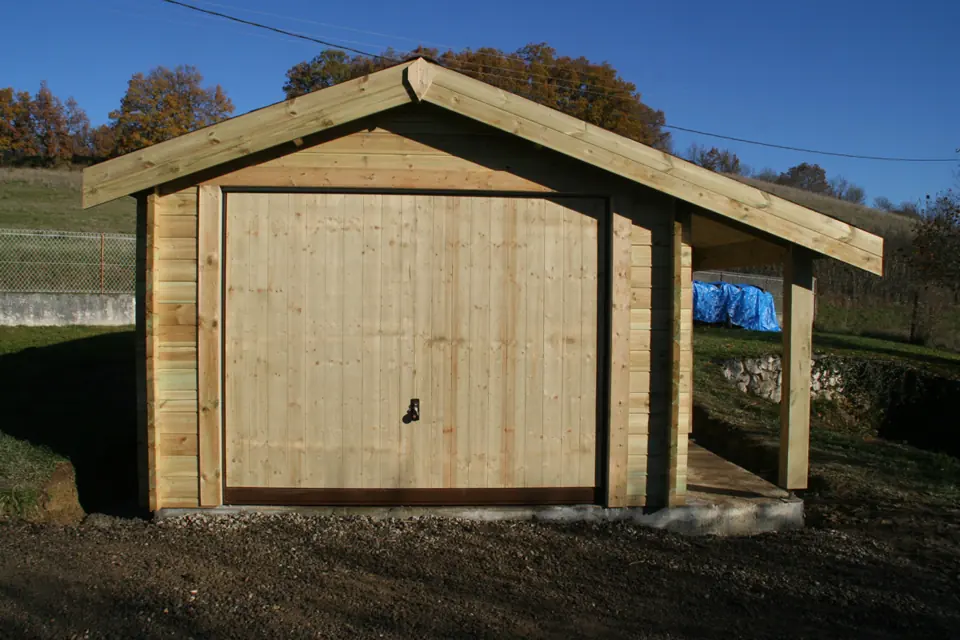 Garage en madriers, porte bois à deux vantaux