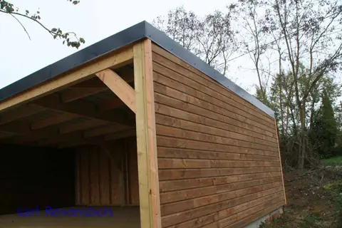 Garage toit plat lasuré brun avec partie ouverte