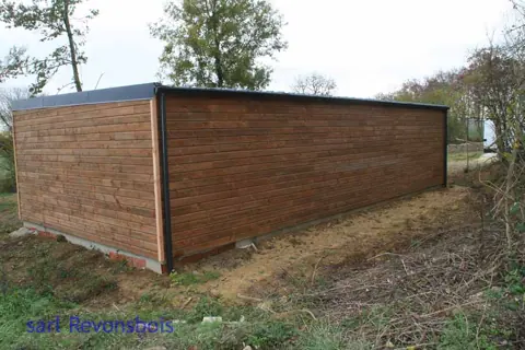 Garage toit plat lasuré, angle arrière