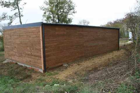 Garage toit plat lasuré, angle arrière