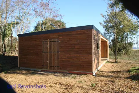 Garage toit plat lasuré, porte double en façade