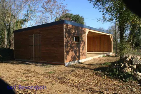 Garage toit plat et abri ouvert, terrain nu