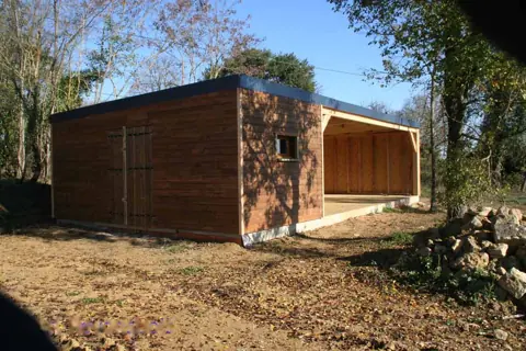 Garage toit plat et abri ouvert, terrain nu
