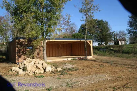 Garage toit plat avec partie ouverte, pierres