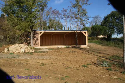 Garage toit plat et carport, vue lointaine