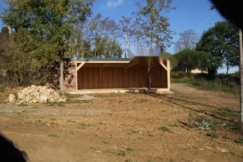 Garage toit plat et carport, vue lointaine
