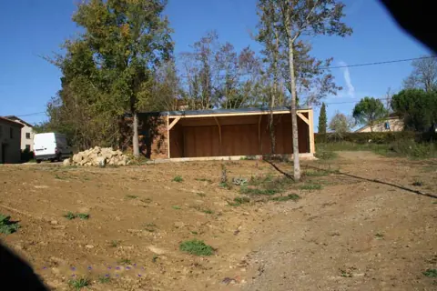 Garage toit plat avec carport, terrain en friche