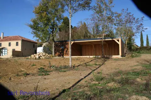 Garage toit plat et carport, maison en fond