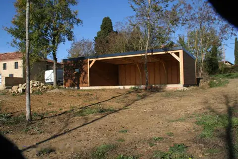 Garage toit plat avec carport, vue d'ensemble