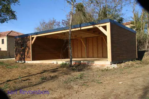 Carport accolé au garage toit plat, vue de biais
