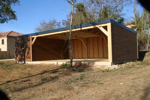 Carport accolé au garage toit plat, vue de biais