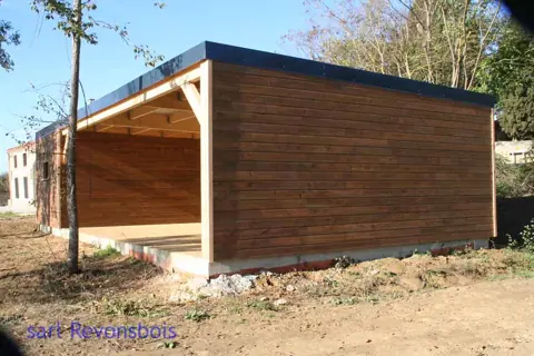 Garage toit plat lasuré brun, carport ouvert