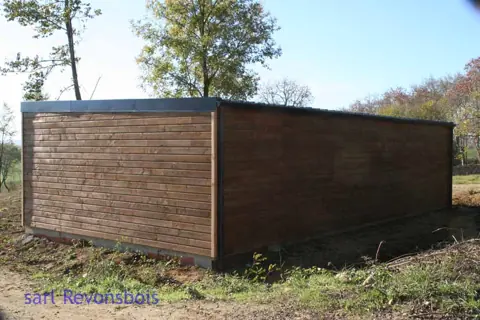 Garage toit plat lasuré brun, vue arrière