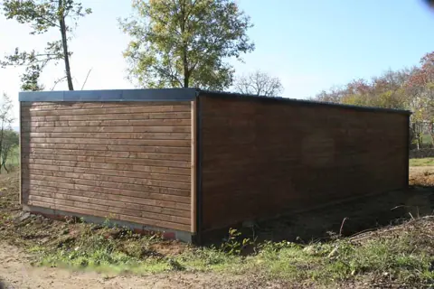 Garage toit plat lasuré brun, vue arrière