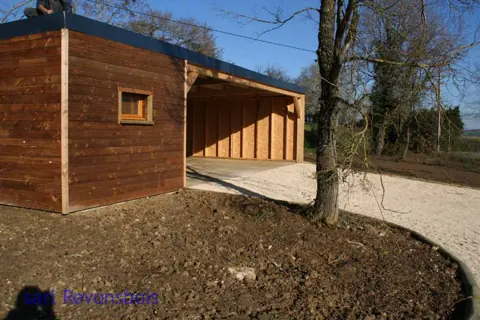 Garage toit plat avec carport, allée gravillonnée