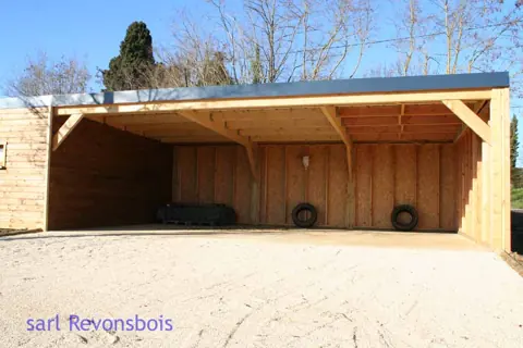 Carport ouvert sous toit plat lasuré
