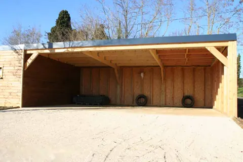 Carport ouvert sous toit plat lasuré