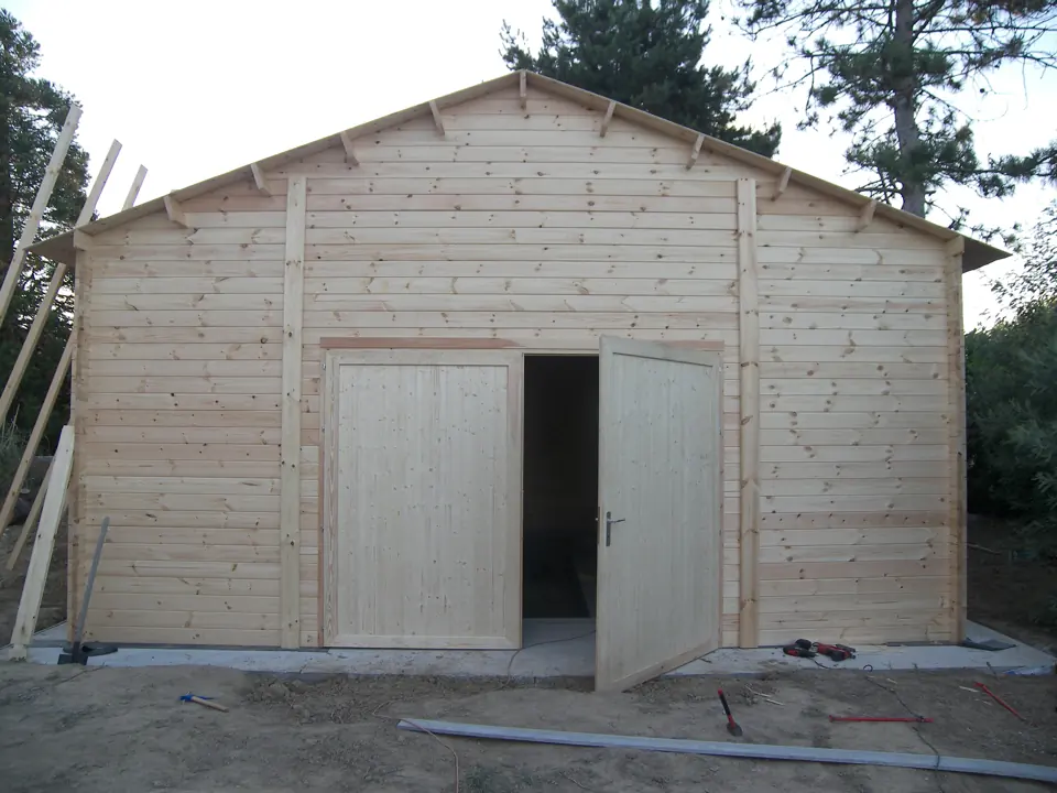 Garage en madriers bruts, pignon et porte double