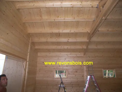 Intérieur de garage en madriers, charpente apparente