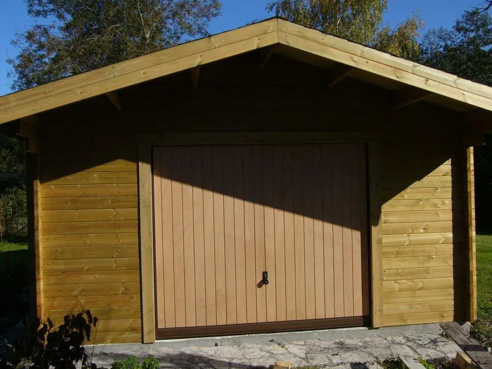 Pignon de garage en madriers, porte basculante