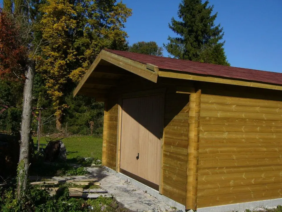 Garage en madriers, pignon et porte, jardin