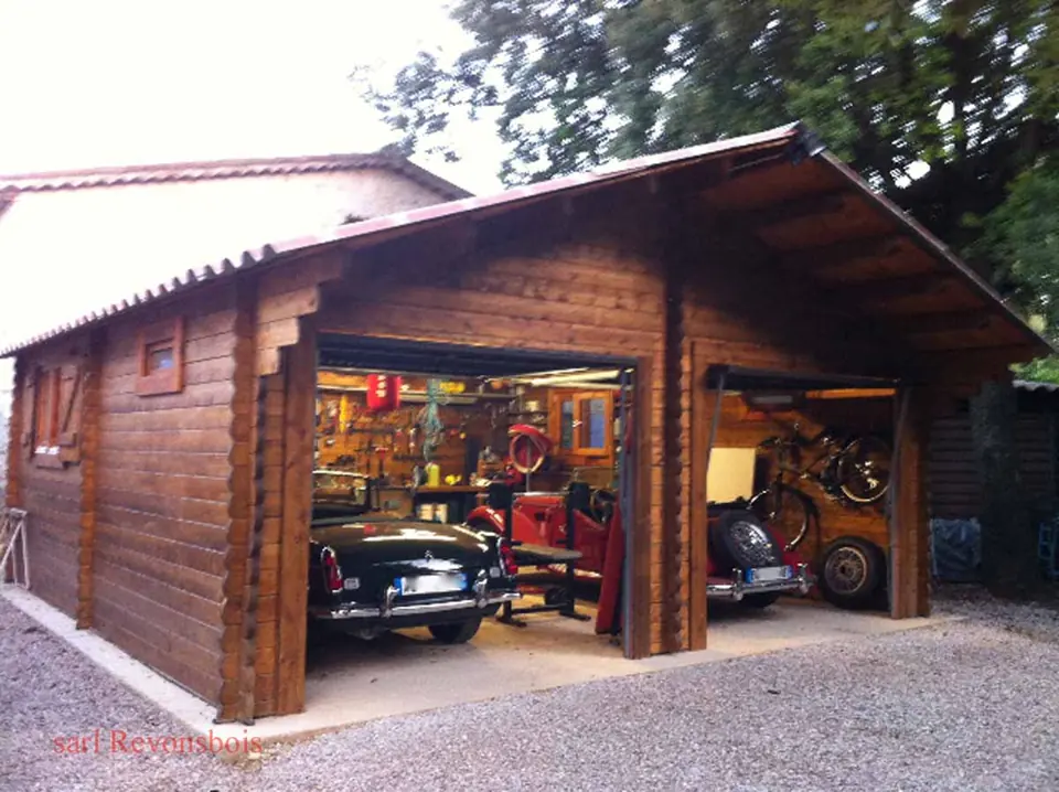 Garage double en madriers lasuré, intérieur rempli