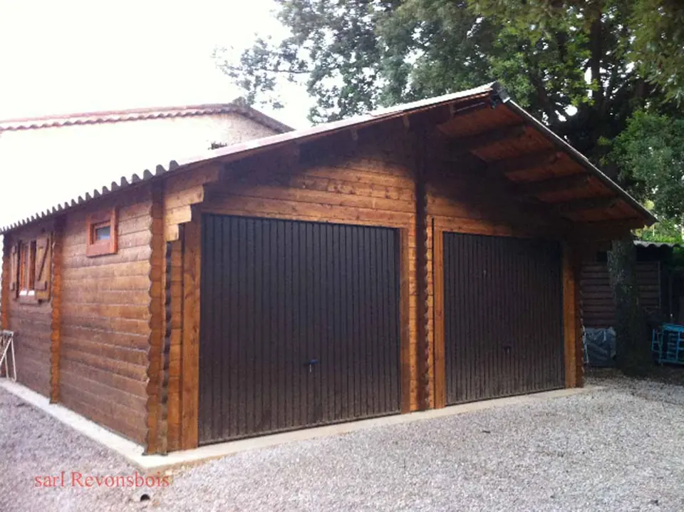 Garage double en madriers lasuré, deux portes brunes