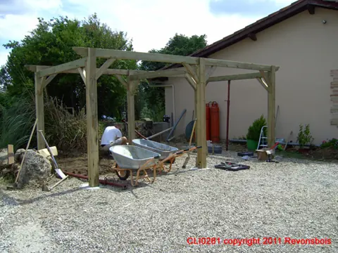 Montage d'un carport bois près d'une maison