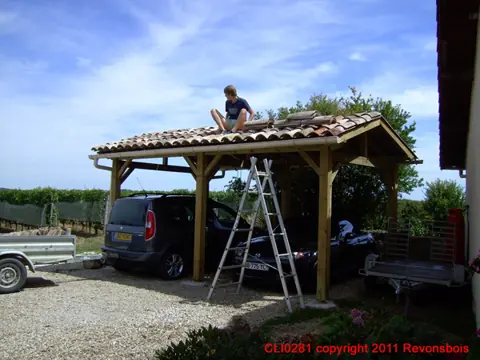 Couverture d'un carport bois en tuiles, monteur