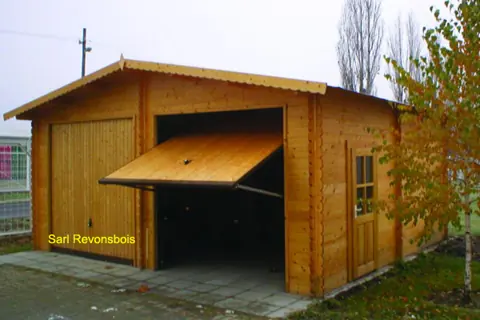 Garage en madriers, porte basculante relevée