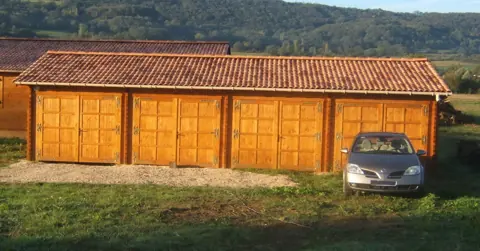 Rangée de garages en madriers, toit tuiles