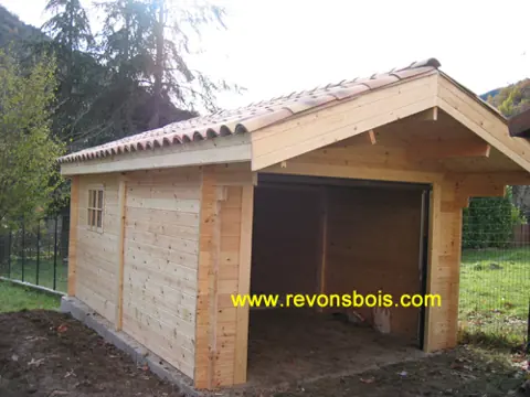 Garage en madriers toit tuiles, porte ouverte