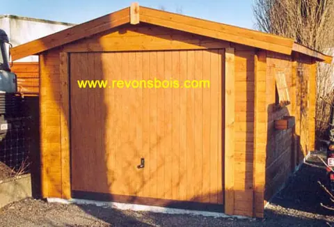 Garage en madriers lasuré, porte bois, filigrane
