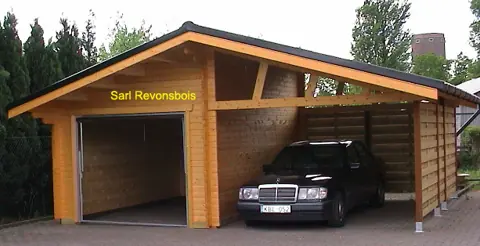 Garage en madriers avec carport latéral, voiture