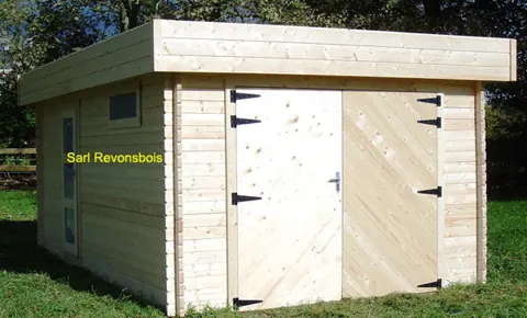 Garage toit plat en madriers, porte bois double