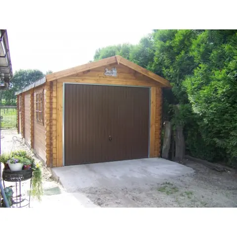 Garage en madriers lasuré, porte brune, allée