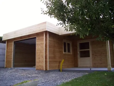 Garage toit plat en madriers avec annexe