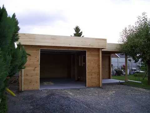 Garage toit plat en madriers, porte ouverte