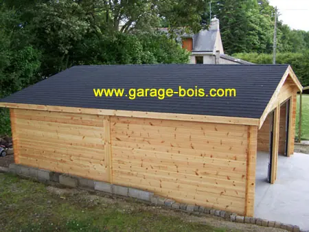 Garage en madriers toit deux pans couvert de bardeaux