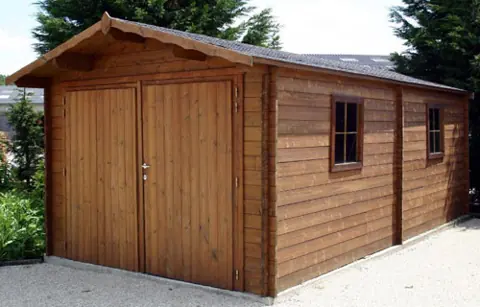 Garage en madriers lasuré brun, porte double